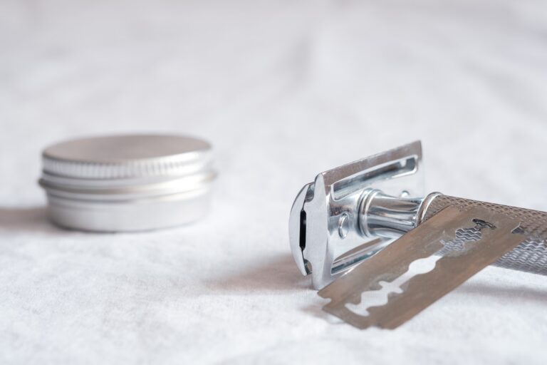 How to Use Slant Bar Razors for Effortless Grooming 