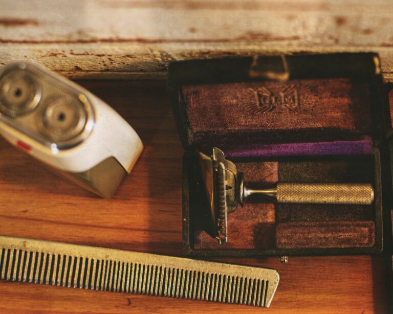 Straight Razor vs. Safety Razor: Which One is The Best One for You? 